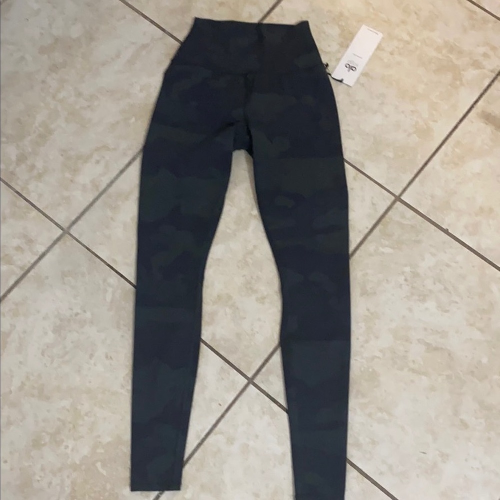 Alo Yoga high waist Vapor legging in Camo - small